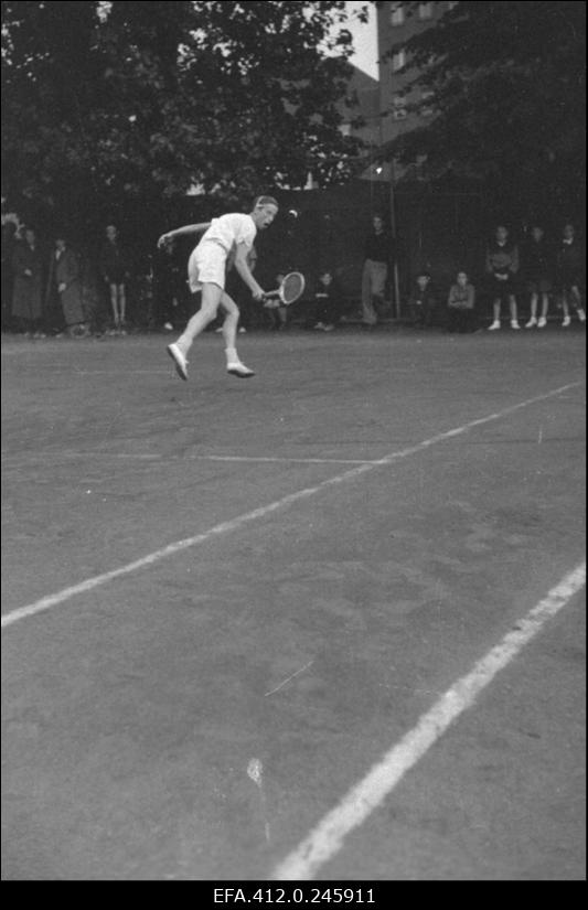 NSV Liidu 1953. a noorte tennise esivõistlusest osavõtjad.