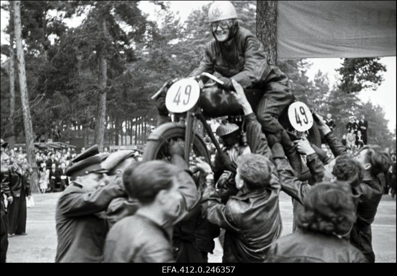 NSV Liidu meistrivõistlused ringrajasõidus. 125 cm3 naiste masinaklassi tšempioni motosportlase Irina Ozolina õnnitlemine.