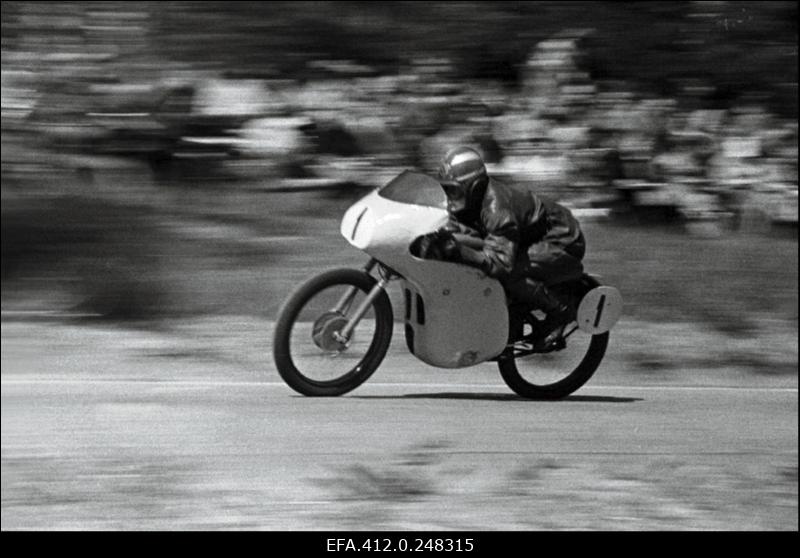 Motosportlane Hille Sarapuu (teine koht naiste 125 cm3 masinaklassis) Eesti NSV lahtistel meistrivõistlustel ringrajasõidus Pirita-Kose-Kloostrimetsa ringrajal.