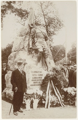 Amandus Adamson Vabadussõja monumendi avamisel Kuressaares  duplicate photo