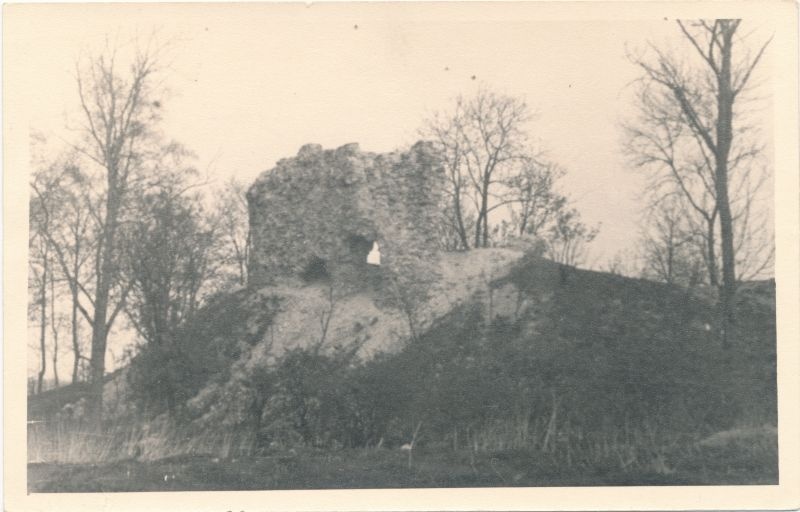 Foto. Lihula maalinna kohale asunud piiskopilinnuse varemed. Vaade lõunast. Mai 1954.a. Mustvalge.