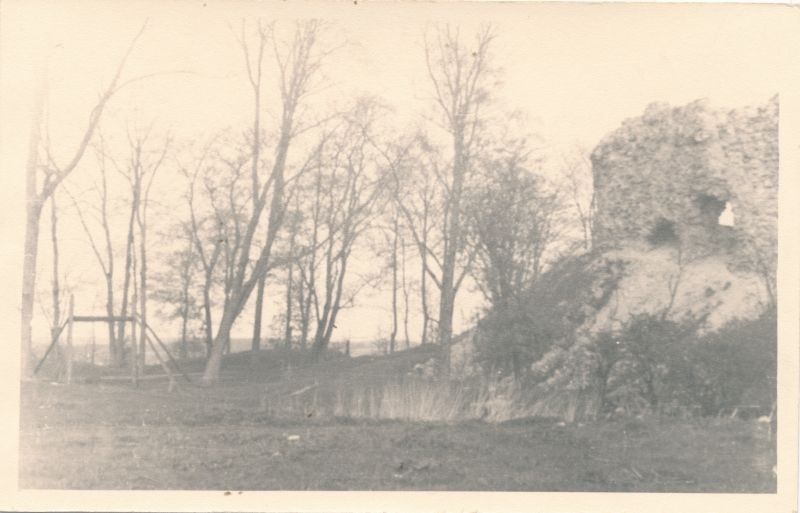 Foto. Lihula maalinna kohal asunud piiskopilinnus sisemüüri jäänused. Vaade läänest. Mai, 1954.a. Mustvalge