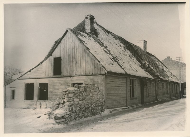 Foto. Wiedemanni tn. 24 asunud maja enne lammutamist. Märts 1958.a. Mustvalge.
