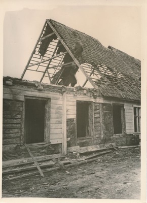 Foto. Haapsalus, Wiedemanni tn. 24 asunud maja lammutamine rajooni haigla töötajate poolt. 1958.a. aprill.  similar photo