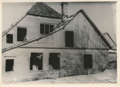 Foto. Vaade Wiedemanni tn. 24 majale enne lammutamist . Uksed ja aknad on kohe seejärel rüüstatud. Märts 1958.a. Mustvalge.  similar photo