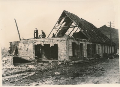 Foto. Haapsalus, Wiedemanni tn. 24 asunud maja lammutamine rajooni haigla töötajate poolt. 1958.a. aprill.  similar photo