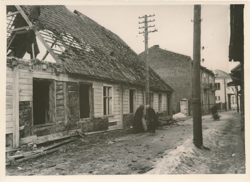 Foto. Haapsalus, Wiedemanni tn. 24 asunud maja lammutamine rajooni haigla töötajate poolt. 1958.a. aprill.