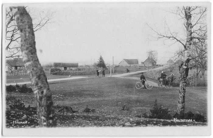 Heltermaa küla. Tagaplaanil sadamahooned, kai