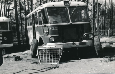 Foto. Palivere Ehitusvalitsuse territooriumil olev bussi vrakk, 1970.  similar photo