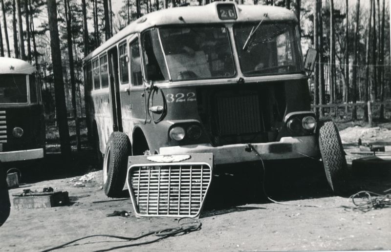 Foto. Palivere Ehitusvalitsuse territooriumil olev bussi vrakk, 1970.