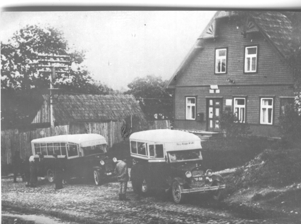 Foto ja negatiiv. August Kasaku autobussid Ford A  0-59 jaFord A  0-60 Rõuges 1935.a.