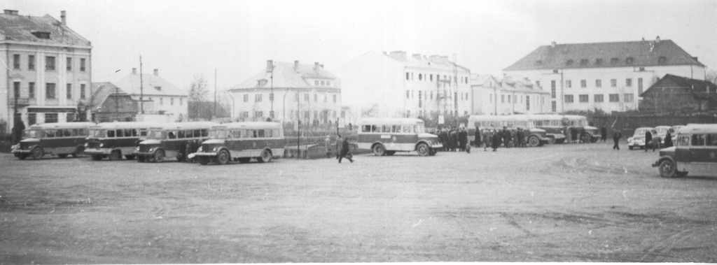 Foto.Võru  autobussid endisel Võidu väljakul 1958.aasta oktoobris.