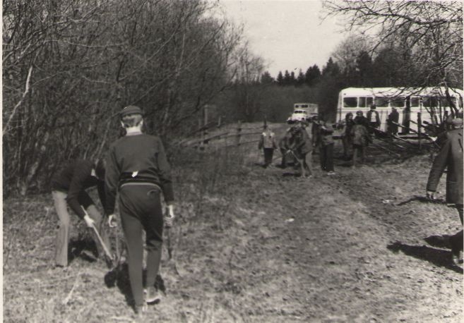 Foto. Rakvere õpilased koristustööl looduskaitsepäeval Fr. R. Kreutzwaldi sünnikohas. Jõepere, 1976.