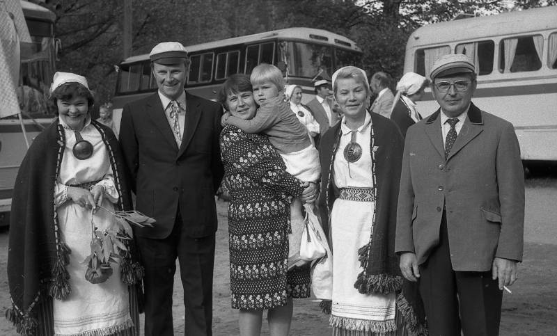 A. Nilsoni kogu. Negatiiv. Tartu rajooni laulupidu ja rahvakunstiõhtu Elvas 1983. Laulu- ja tantsupidulised busside taustal.