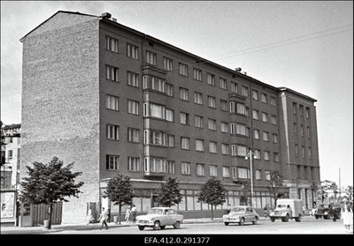 Uued elumajad Pärnu mant 133 ja tsirkuse kõrval uus Kalevi hoone.  similar photo
