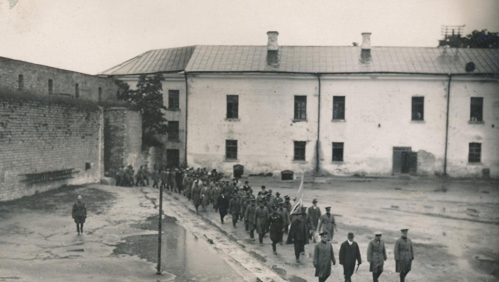 Rongkäik Narva linna tänaval