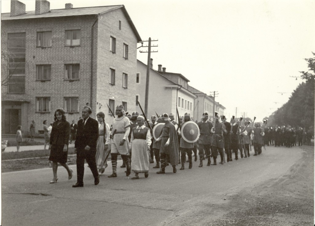 foto, etenduse "Toomapäev" rongkäik