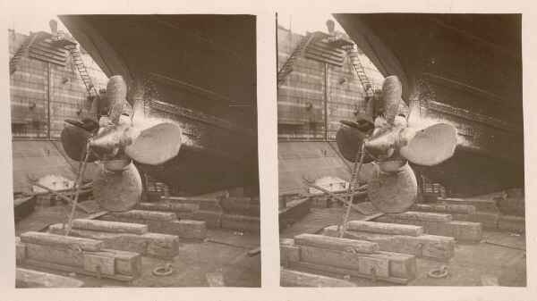 Jäämurdja "Suur Tõll" dokkimine Riigi Sadamatehastes 1925. aastal. Esiplaanil vööri sõukruvi