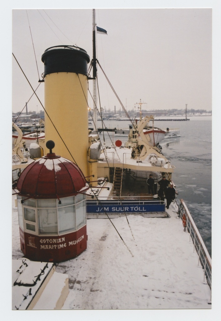 Jäämurdja "Suur Tõll" paigutamine Lennusadama kai äärde. Laeva tekil tuletorni laternaruum.