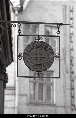 Sepis-silt Tallinna tänavatel. 1. Kringel. 2. Kokapoiss. 3. Suveniirifilm. 4. Pärl. 5. Härg 6. Mündi-baar. 7. Teatri muuseum.  similar photo