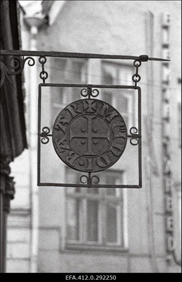 Sepis-silt Tallinna tänavatel. 1. Kringel. 2. Kokapoiss. 3. Suveniirifilm. 4. Pärl. 5. Härg 6. Mündi-baar. 7. Teatri muuseum.  similar photo