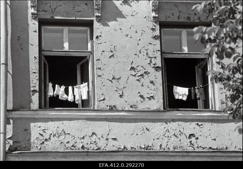 Pesu kuivatamine hotell "Toome" akendel.