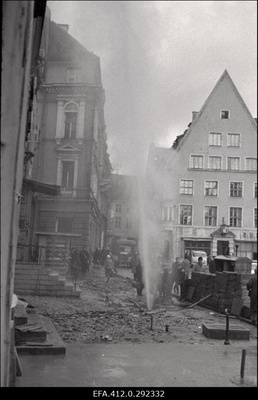 "Purskkaev" Raekoja platsil  "AEG" ees.  similar photo