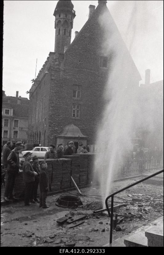 "Purskkaev" Raekoja platsil  "AEG" ees.