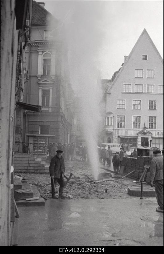 "Purskkaev" Raekoja platsil  "AEG" ees.