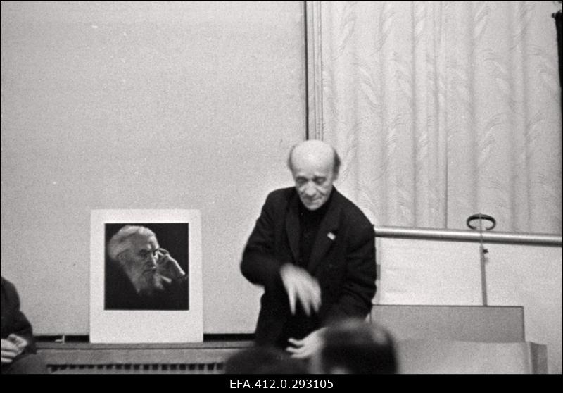 "Kõik fotoportreest" NSVL Ajakirjanike Liidus Moskva osakonna fotosektsiooniklubis "Jupiter" Jevsei Bjalõi, Vassili Malõev, Abram Šterenberg.