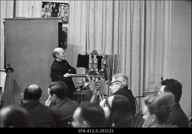 "Kõik fotoportreest" NSVL Ajakirjanike Liidus Moskva osakonna fotosektsiooniklubis "Jupiter" Jevsei Bjalõi, Vassili Malõev, Abram Šterenberg.