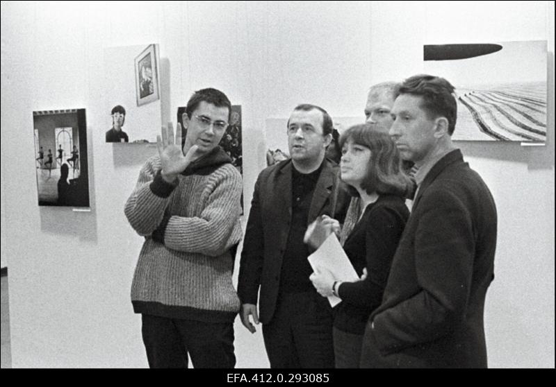 Vs. Tarassevitš, G. Kopossov ja L. Šerstennikov VI üleliidulisel kunstilise foto näitusel Maneežis.