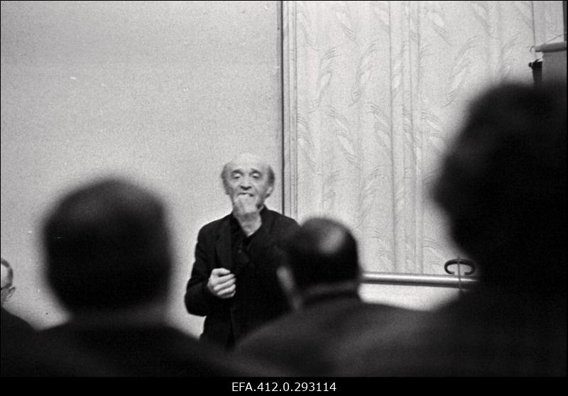 "Kõik fotoportreest" NSVL Ajakirjanike Liidus Moskva osakonna fotosektsiooniklubis "Jupiter" Jevsei Bjalõi, Vassili Malõev, Abram Šterenberg.