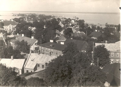 Foto. Vaade Haapsalu kesklinnale ja Holmile lossivaremetelt. u. 1912.a. Mustvalge.  duplicate photo