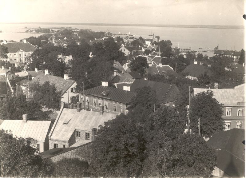 Foto. Vaade Haapsalu kesklinnale ja Holmile lossivaremetelt. u. 1912.a. Mustvalge.