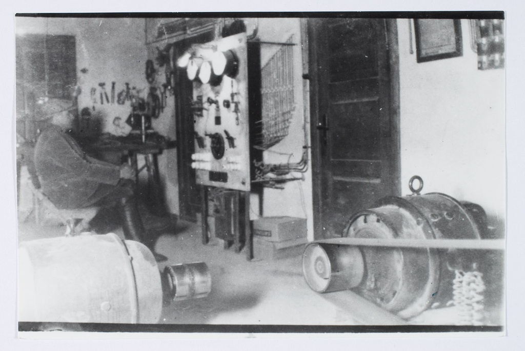 Jõgeva mõisa vesiveski mölder ja elektrijaama juhataja Hugo Leesik elektrijaamas ca 1938. aastal.