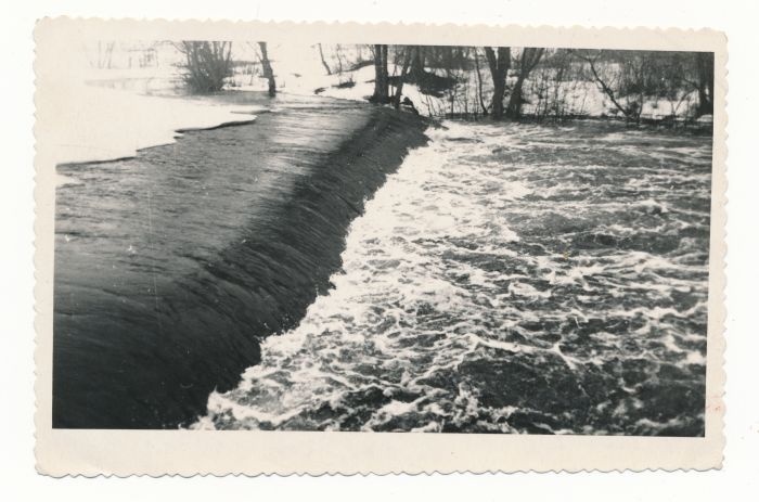 Foto. Jõgisoo villaveski tamm 1948.a. kevadel üleujutuse ajal. Mustvalge.