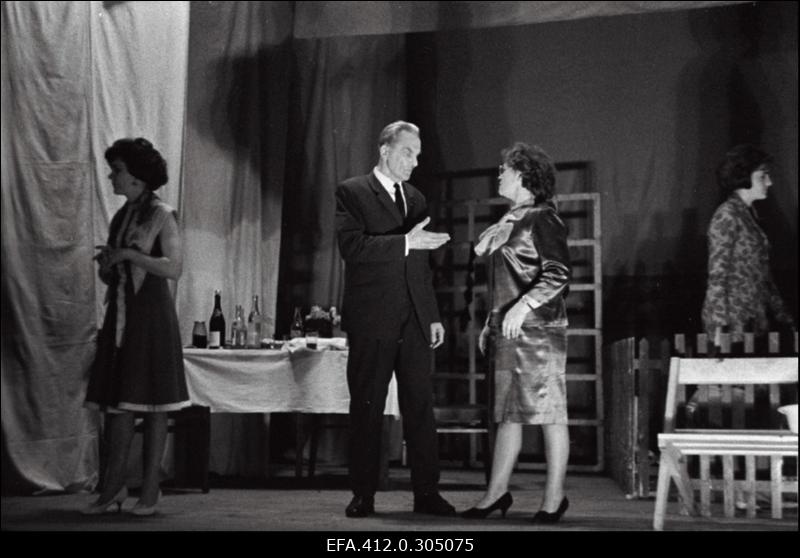 Võsu kultuurimaja näitering kunstilise isetegevuse festivalil esitamas Stein-Kuznetsovi näidendit "Abielus poissmees".