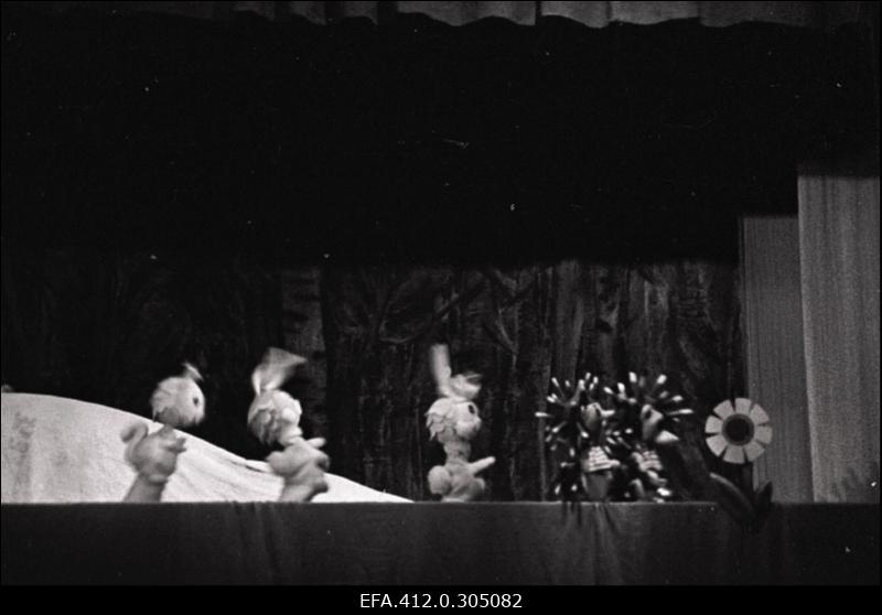 AÜN Tartu Kultuurihoone nukunäitering kunstilise isetegevuse festivalil esitamas nukunäidendit "Sõnakuulmatu kassipoeg".