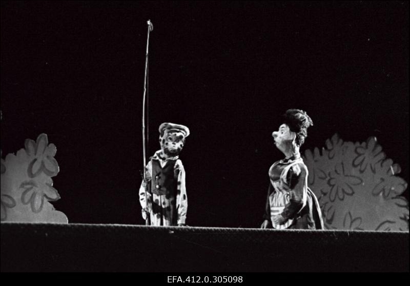 KET Tall.a/ü [nl.] nukunäitering esitamas näidendit "Pif tegutseb".