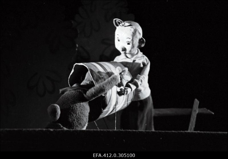 KET Tall.a/ü [nl.] nukunäitering esitamas näidendit "Pif tegutseb".