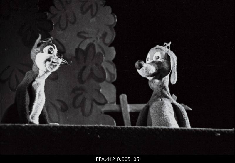 KET Tall.a/ü [nl.] nukunäitering esitamas näidendit "Pif tegutseb".