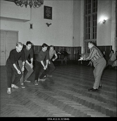 Ott Valgemäe juhendab TPI rahvatantsuansamblit "Kuljus".  similar photo