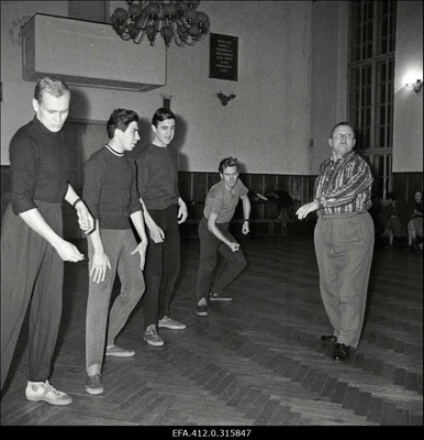 Ott Valgemäe juhendab TPI rahvatantsuansamblit "Kuljus".  similar photo