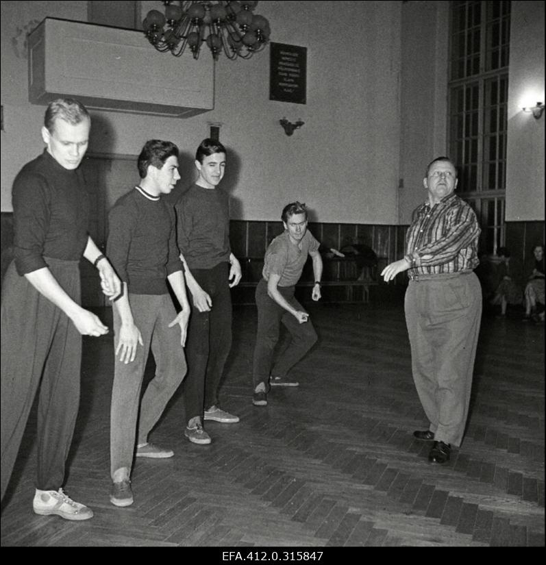 Ott Valgemäe juhendab TPI rahvatantsuansamblit "Kuljus".