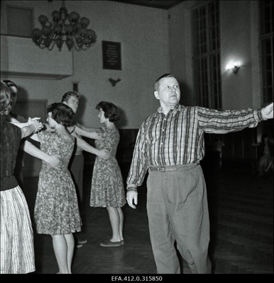 Ott Valgemäe juhendab TPI rahvatantsuansamblit "Kuljus".  similar photo