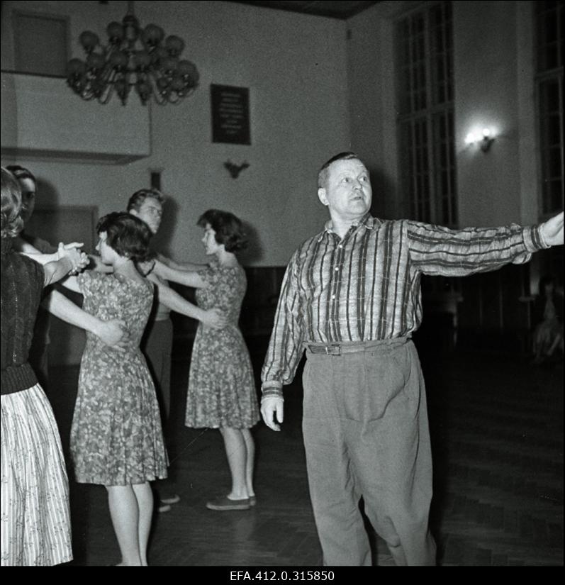 Ott Valgemäe juhendab TPI rahvatantsuansamblit "Kuljus".