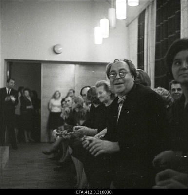 Teatrikunsti- ja Muusika Instituudi üliõpilaste lõpuetendus. B.Shaw "Tagasi Metusala juurde". Esimene lavastus nn.tubateatris Kirjanike Maja saalis. Lavastaja Voldemar Panso; I koosseis  duplicate photo