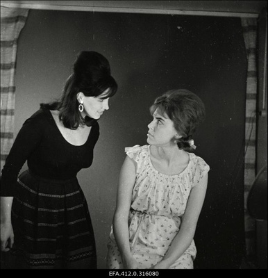 Arthur Laurents, Leonard Bernstein "West Side´i lugu". Anita - Maria Mihhailova, Maria - Liina Orlova (kombineeritud võtted ateljees kombineeritud kostüümides).  duplicate photo