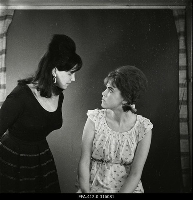 Arthur Laurents, Leonard Bernstein "West Side´i lugu". Anita - Maria Mihhailova, Maria - Liina Orlova (kombineeritud võtted ateljees kombineeritud kostüümides).  duplicate photo